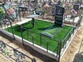 Благоустройство захоронений искусственной травой