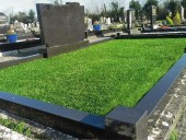 Благоустройство захоронений искусственной травой