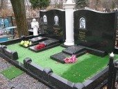 Благоустройство захоронений искусственной травой