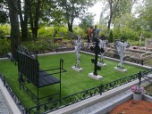 Благоустройство захоронений искусственной травой